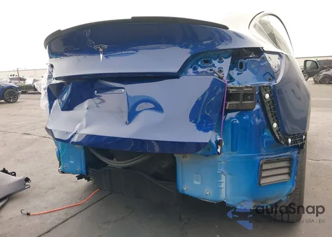 2025 Tesla Model Y Long Range Dual Motor Rear-Wheel Drive z USA, uszkodzony, nr VIN 7SAYGDED7SF309635
